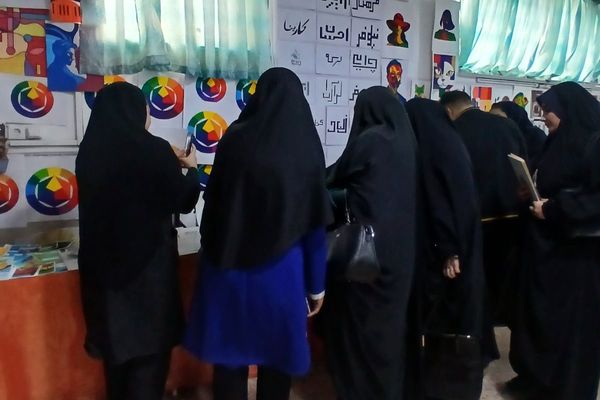 نمایشگاه دست‌سازه‌های خلاق در هنرستان تقوی‌پیشگان بهارستان۲