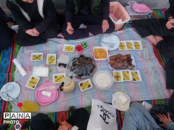 ضیافت افطار در مدرسه «نماز و نیایش» شهرستان باخرز