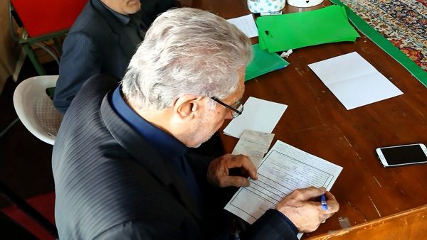 برگزاری نماز جمعه وحدت‌آفرین نظرآباد با رونمایی کتاب قرآنی و ارائه خدمات فرهنگی و معیشتی در مصلی نظرآباد