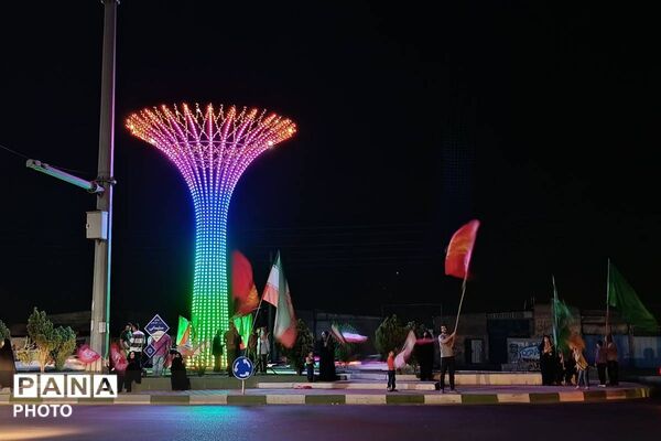 رقص پرچم‌ها در میدان شهید سلیمانی؛ شب 222، شب اتحاد دانش‌آموزان و مردم