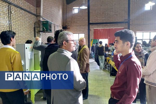 نمایشگاه دستاوردهای دانش‌آموزان هنرستان فنی حرفه‌ای‌ رباط‌کریم