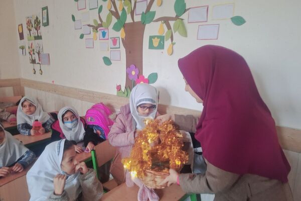 جشن مبعث پیامبر اکرم (ص) در دبستان زنده یاد قمصری شهرستان ورامین