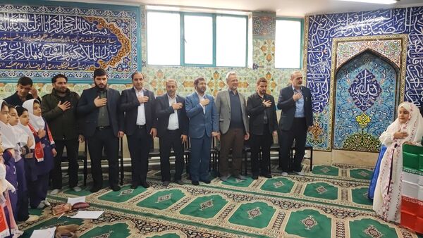 تقسیم مهربانی ها در روز نیکوکاری با حضور مسئولین در مدارس ملارد 