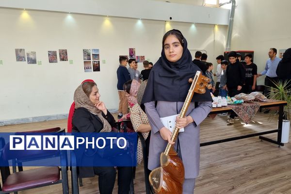 بازدید دانش‌آموزان از نمایشگاه هنرهای بومی و محلی در رشته عکاسی 