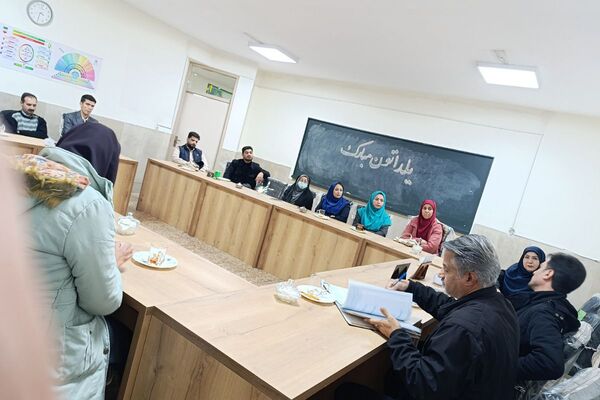  جلسه شورای معلمان دبستان شهید رجایی با محوریت طرح «رهیافت»