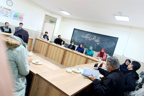  جلسه شورای معلمان دبستان شهید رجایی با محوریت طرح «رهیافت»