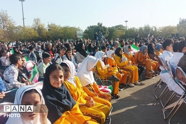 پیاده‌روی خانوادگی در شهر قدس