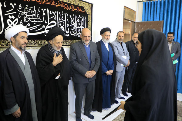 اهدای هدایای مقام معظم رهبری به دانش‌آموزان بیرجندی 