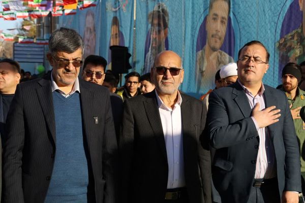 آیین نمادین نواختن «گلبانگ انقلاب اسلامی » در مدرسه احمد فتاحی ناحیه دو یزد