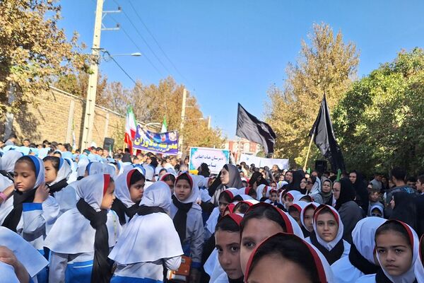 برگزاری راهپیمایی یوم الله ۱۳ آبان با حضور دانش‌آموزان و مسئولین در صفادشت 