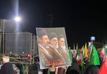 تجمع شبانه مردم قیامدشت با حضور مسئولان آموزش‌وپرورش و خادمان حرم رضوی