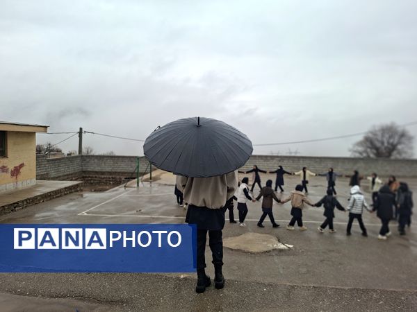 جلوه زیبای باران زمستانی در دبیرستان سبحان و مائده شلیل