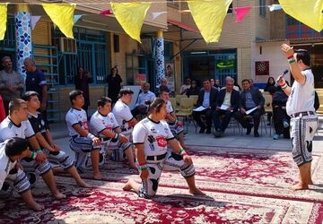 هنرنمایی پهلوانک های باستانی کار در جشن عید غدیر آموزش و پرورش ناحیه۳ 