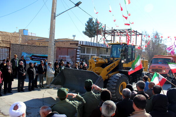 تمثال مبارک امام خمینی(ره) در شهر درق گلباران شد 