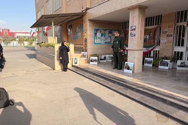 تقدیر از خانواده شهید خلبان علی بلورخانی در دبیرستان استعدادهای درخشان فرزانگان شهریار 