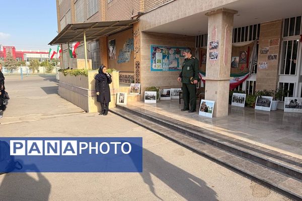 تقدیر از خانواده شهید خلبان علی بلورخانی در دبیرستان استعدادهای درخشان فرزانگان شهریار 