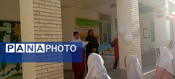 شور جشن ۲۲ بهمن در مدرسه مولوی فین؛ عطر شعر و نور ولایت در هم آمیخت