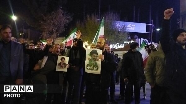 اجتماع خانوادگی فرهنگیان نیشابور در خیابان امام خمینی 