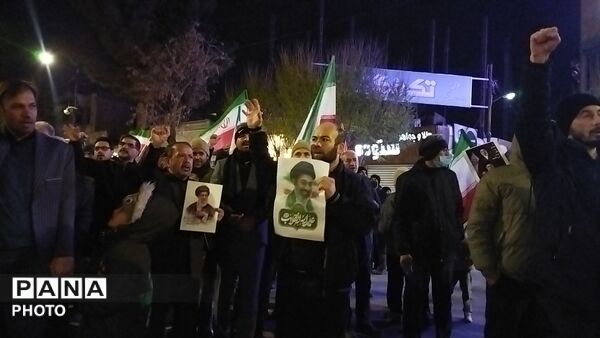 اجتماع خانوادگی فرهنگیان نیشابور در خیابان امام خمینی 
