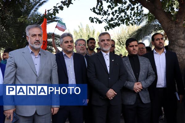 حضور پرشور دانش‌آموزان و مسئولین در راهپیمایی ۱۳ آبان در ناحیه یک بهارستان