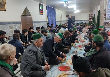 برپایی سفره افطاری در ماه مبارک رمضان در مسجد جامع شهر بار