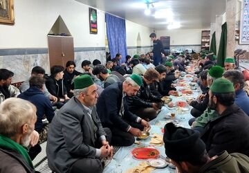 برپایی سفره افطاری در ماه مبارک رمضان در مسجد جامع شهر بار