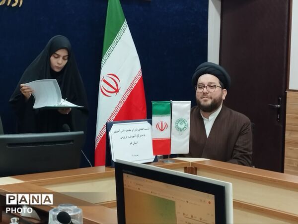 نشست صمیمی اعضای شورا و مجمع دنش آموزی قم با مدیرکل آموزش و پرورش استان