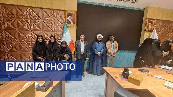 نشست صمیمی با حضور مسئولان و دانش‌آموزان زینب نام در یزد