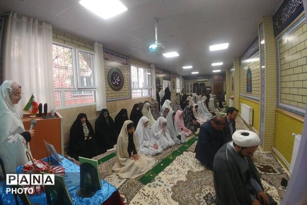 نماز مادر و دختری در دبیرستان عفت آهنگری 
