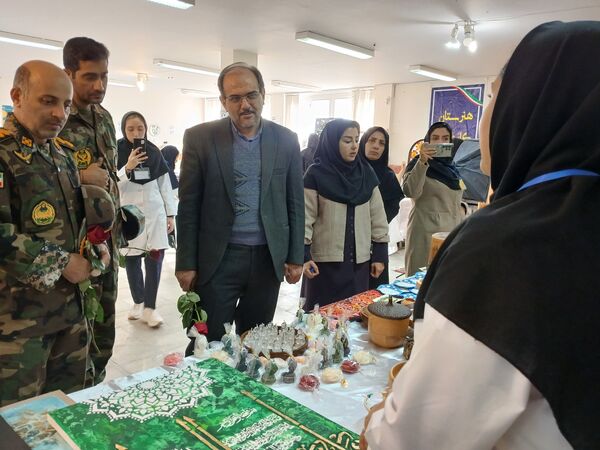 برگزاری نمایشگاه ایده‌های تحول آفرین در دبیرستان الگونه ناحیه ۳ شیراز