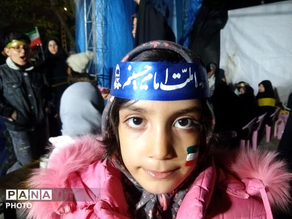 خروش مردم در میادین و تجمعات شبانه همراه با طنین شعار های مهدوی و انقلابی