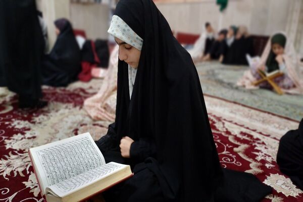 قرائت دعای ام داوود توسط معتکفین دختر 